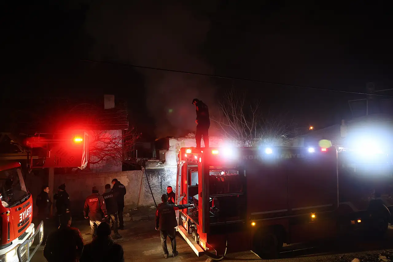 Konya'daki metruk evde yangın!