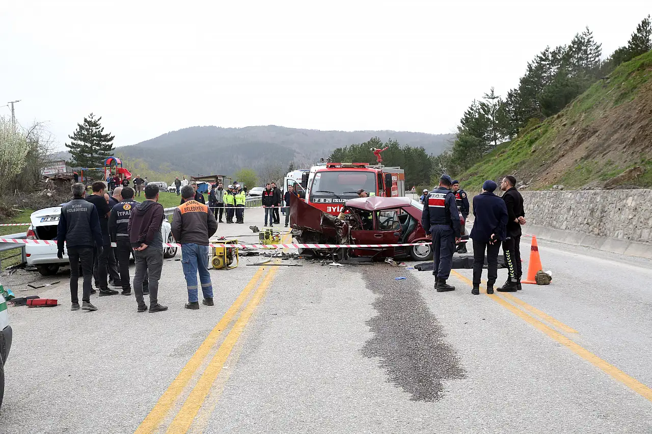 Trafik kazasında 3 kişi öldü, 4 kişi yaralandı