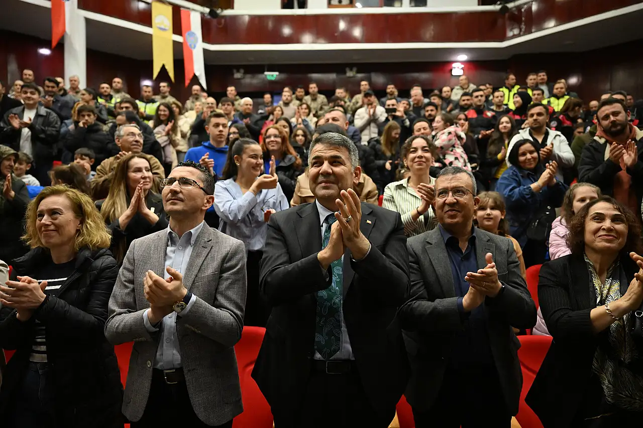 Polislerin rol aldığı tiyatro oyunu izleyenleri etkiledi