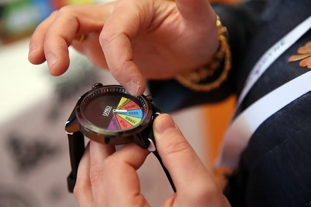 Özel bireylerin günlük hayatını kolaylaştıracak saat tasarlandı