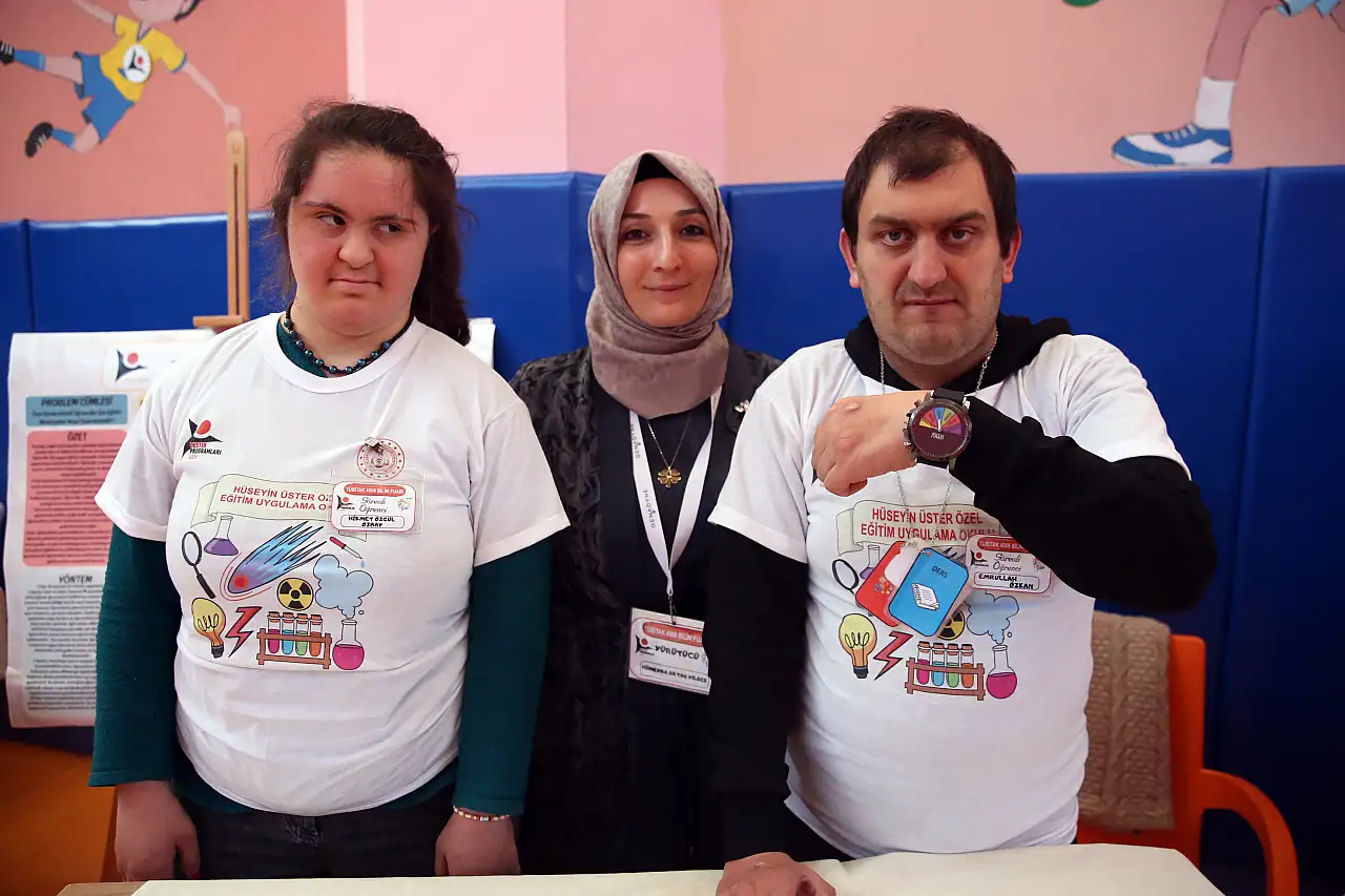 Özel bireylerin günlük hayatını kolaylaştıracak saat tasarlandı