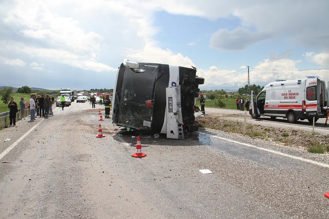 Konya'da yolcu otobüsü devrildi: 13 yaralı