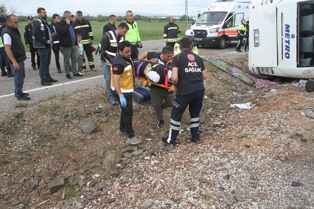 Konya'da yolcu otobüsü devrildi: 13 yaralı