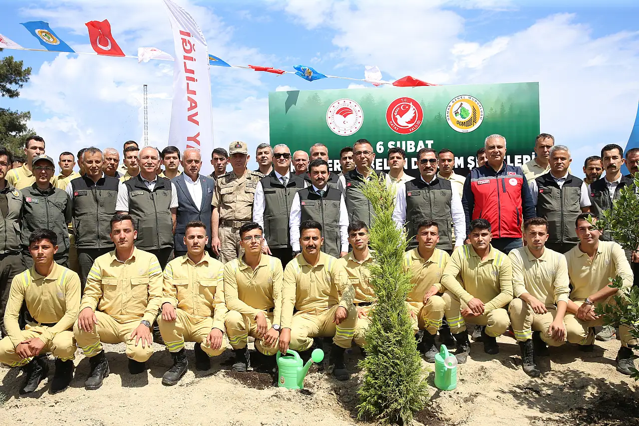 Depremlerde hayatını kaybedenlerin anısına fidan dikildi