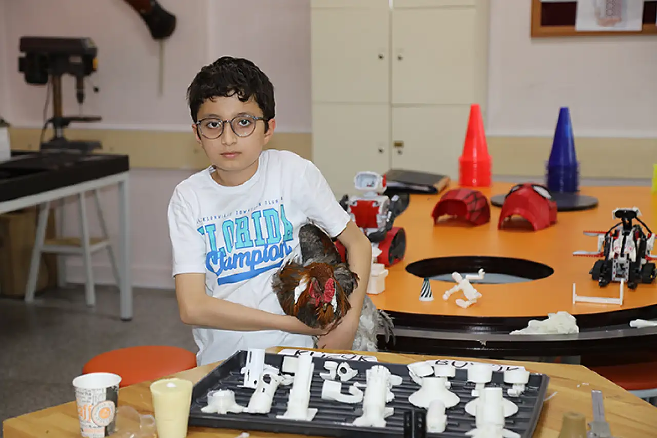 Horoz için geliştirilen protez, öğrencilere ilham kaynağı oldu