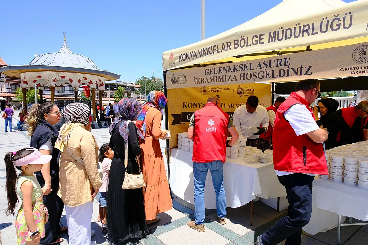 Konya ve çevre illerde vatandaşlara aşure ikram edildi