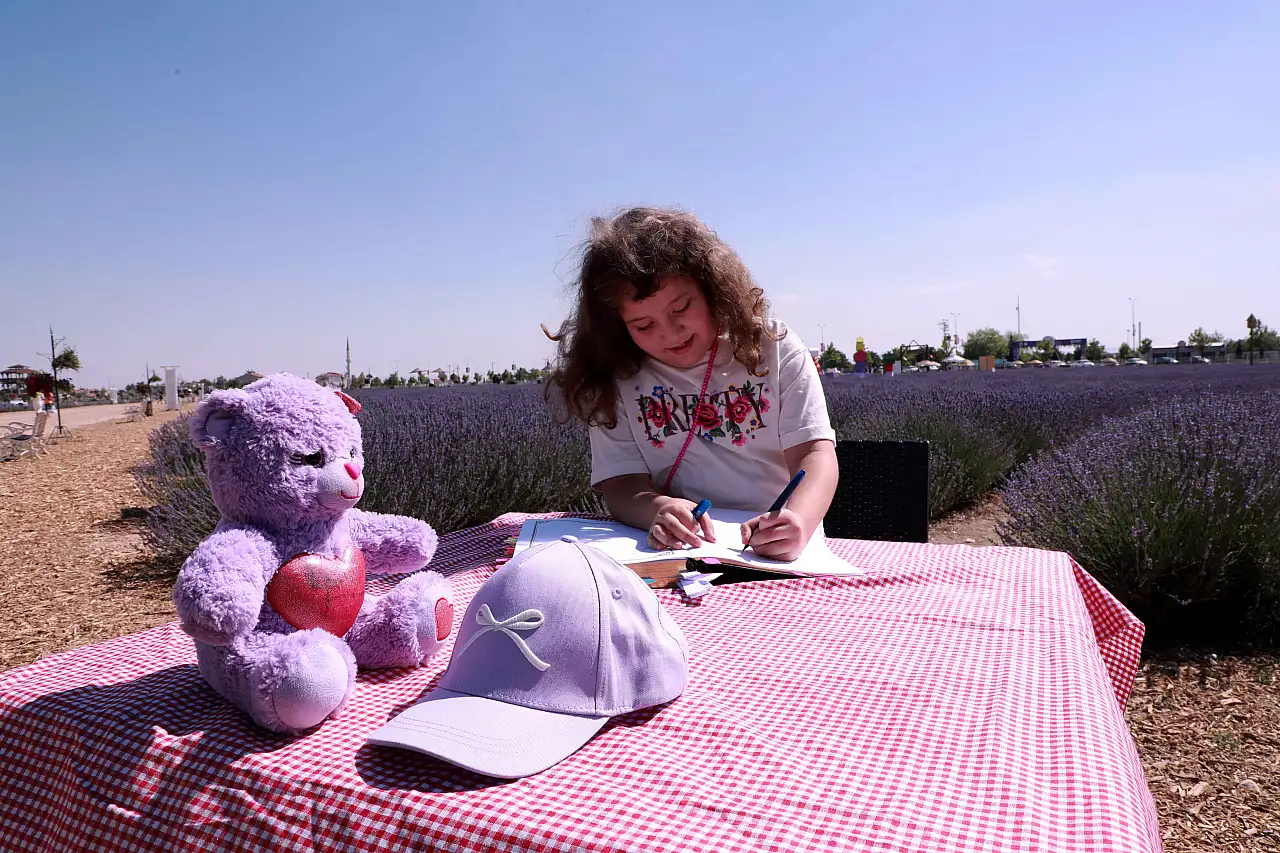 Lavanta ve Gül Bahçeleri hatıra Defteri'nde yaşıyor