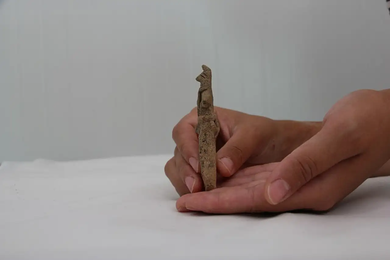 8 Bin yıllık tilki postlu erkek figürü gün yüzüne çıkarıldı