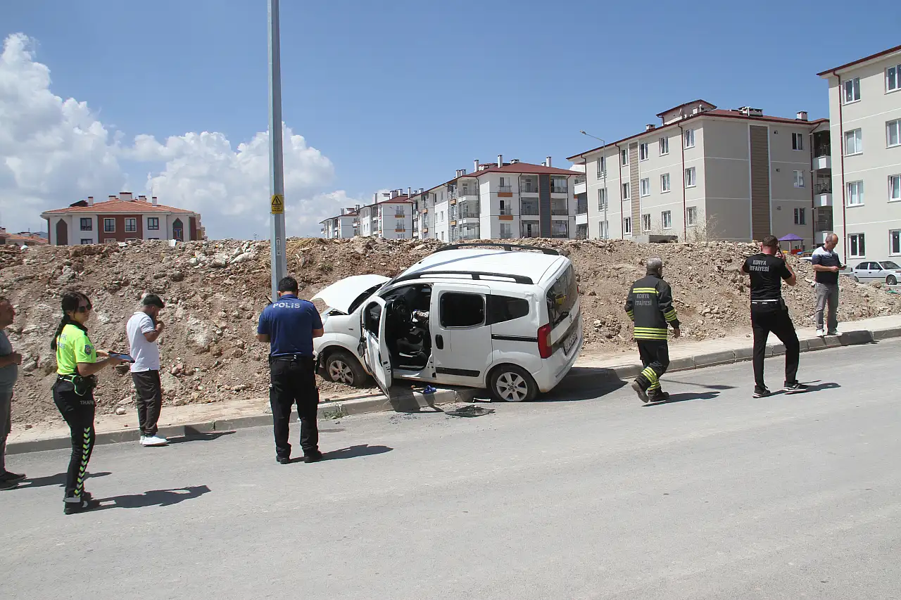 Konya'da otomobil toprak yığınına çarptı: 2 yaralı