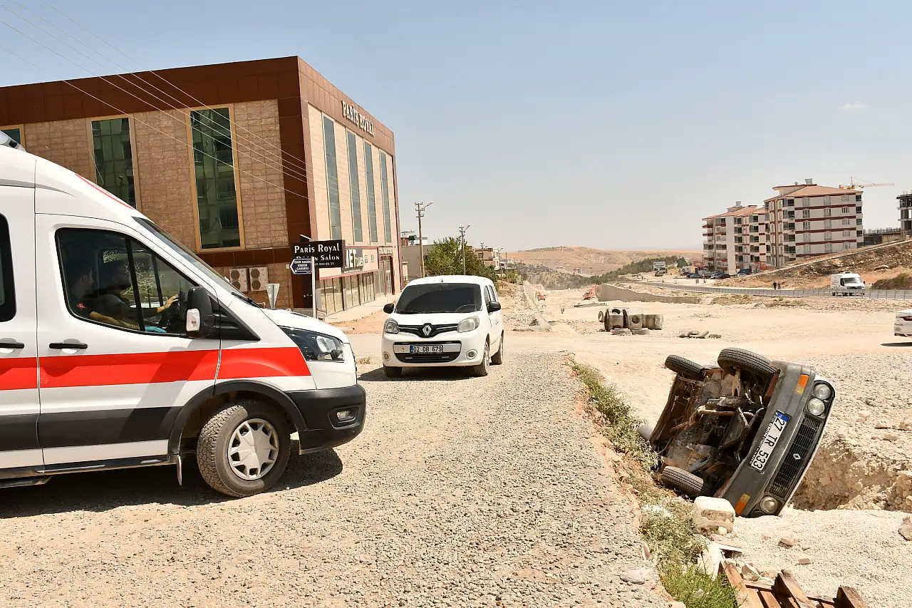 Otomobil devrildi: 5 kişi yaralandı