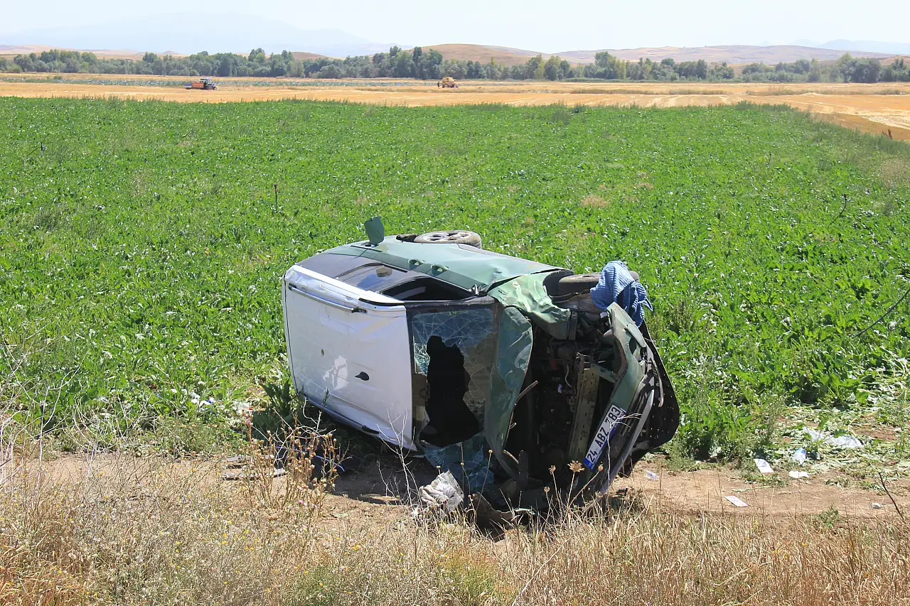 Hafif ticari araç devrildi: 5 kişi yaralandı