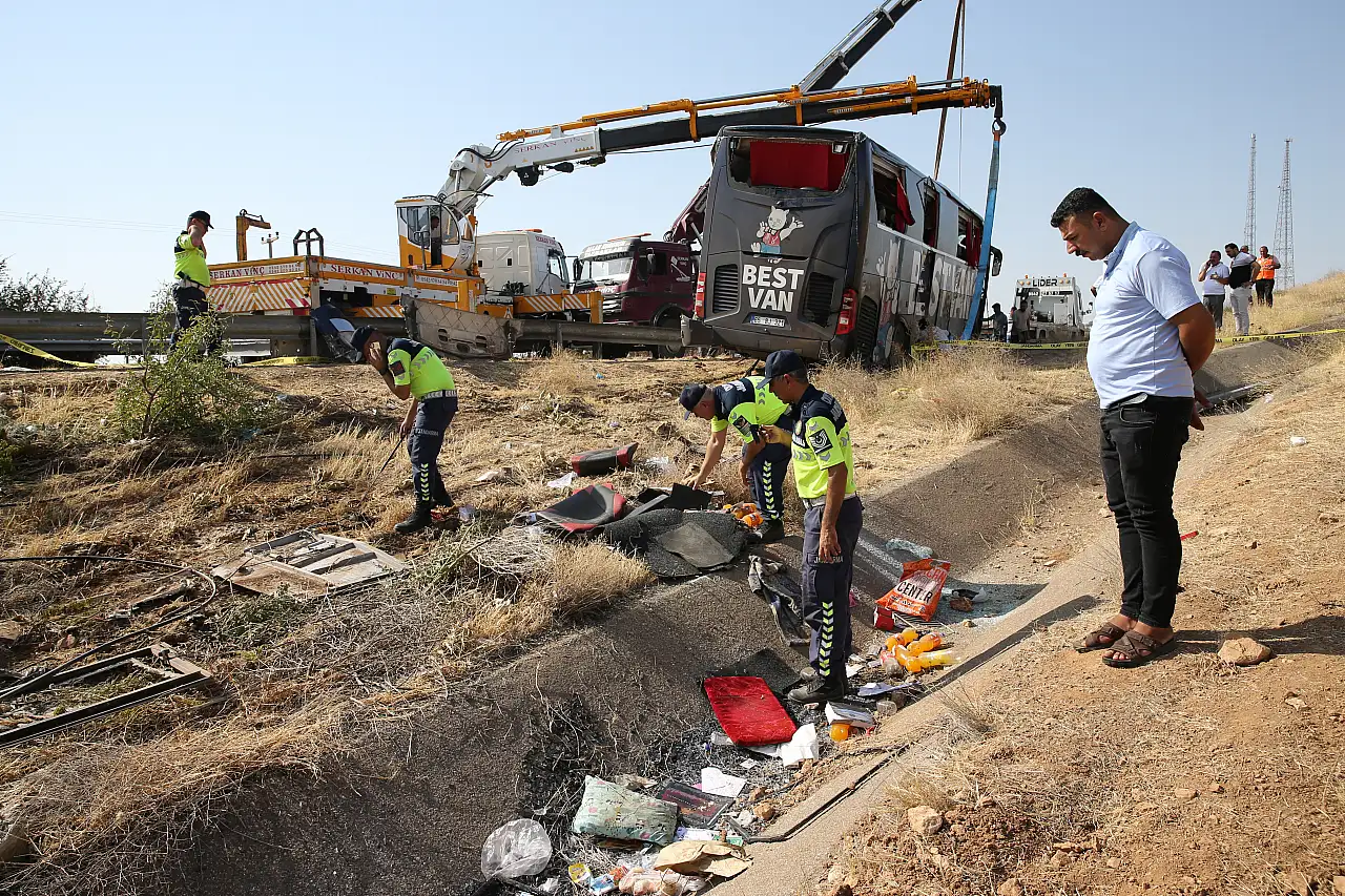 Yolcu otobüsü devrildi: 27 kişi yaralandı