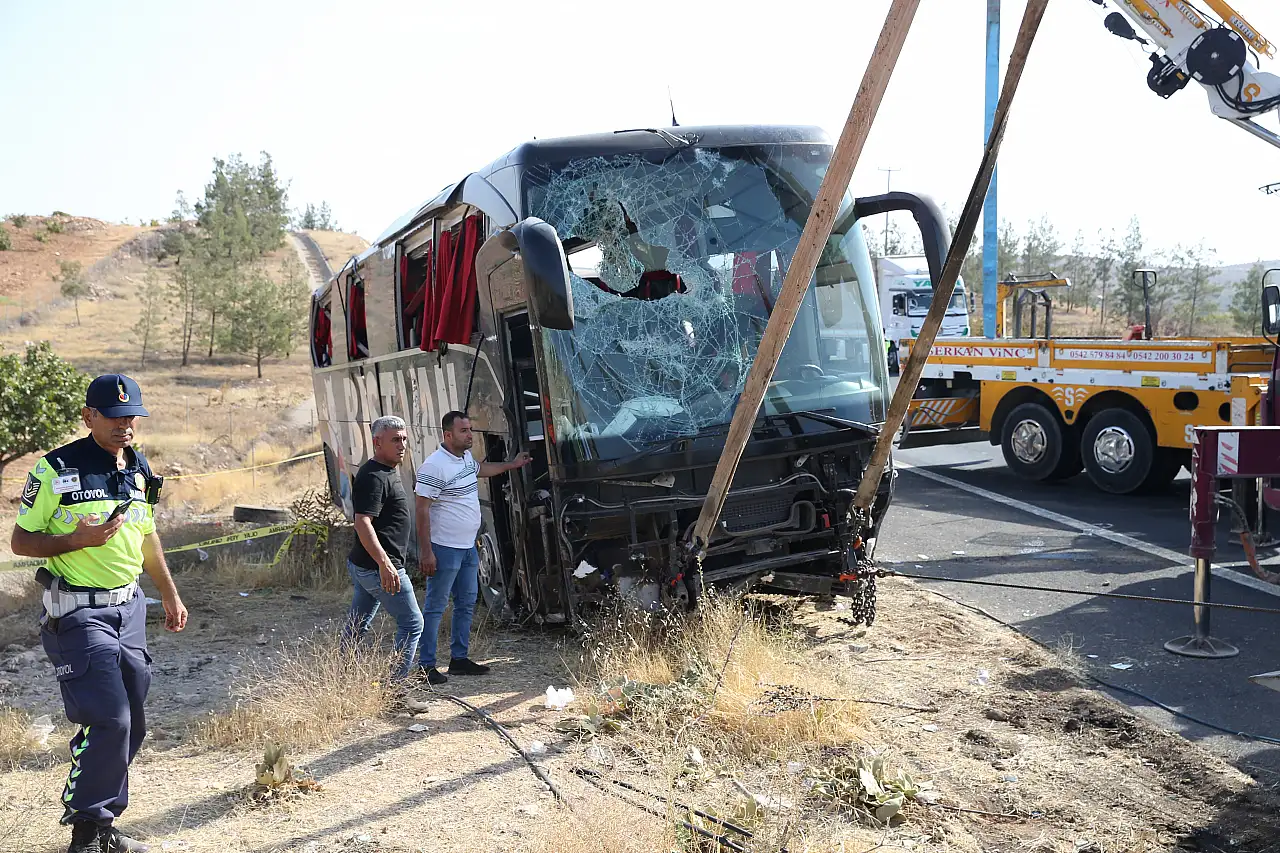 Yolcu otobüsü devrildi: 27 kişi yaralandı
