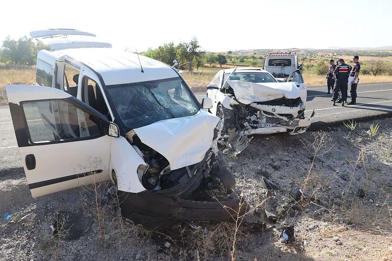 Otomobil ile hafif ticari araç çarpıştı: 14 kişi yaralandı