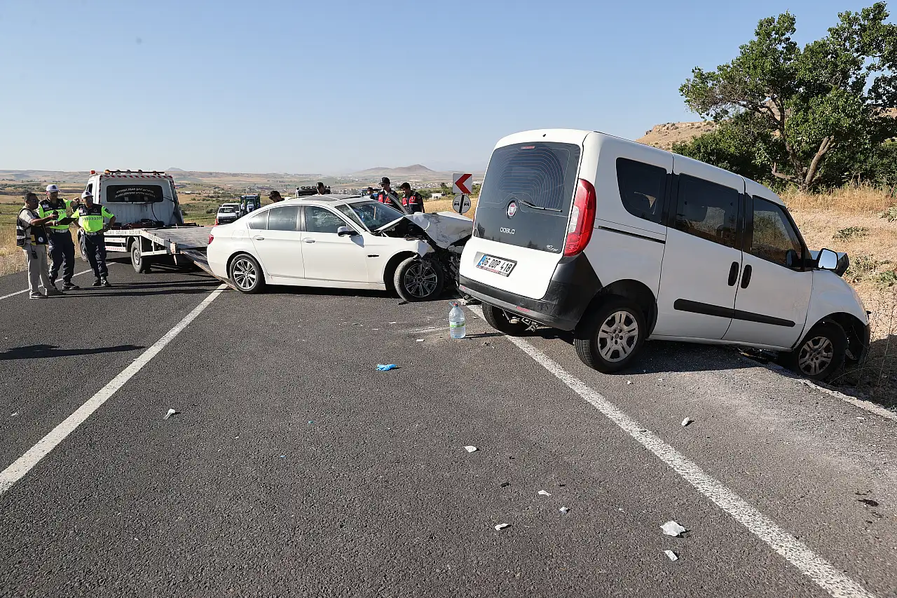 Otomobil ile hafif ticari araç çarpıştı: 14 kişi yaralandı