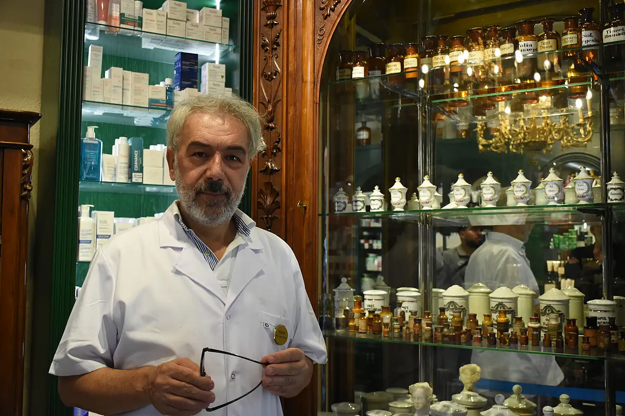 Konya'da bir eczacı, binlerce parçalık eczacılık koleksiyonunu eczanesinde sergiliyor