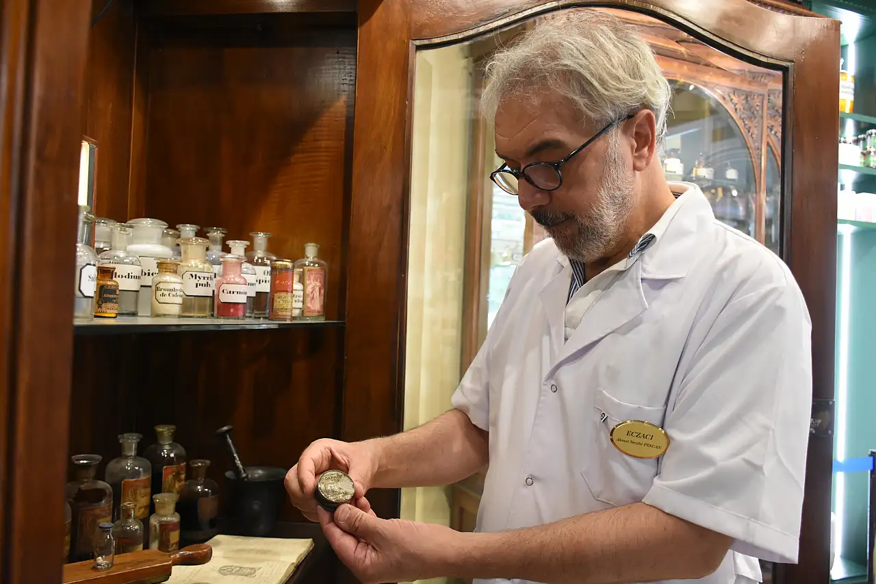 Konya'da bir eczacı, binlerce parçalık eczacılık koleksiyonunu eczanesinde sergiliyor