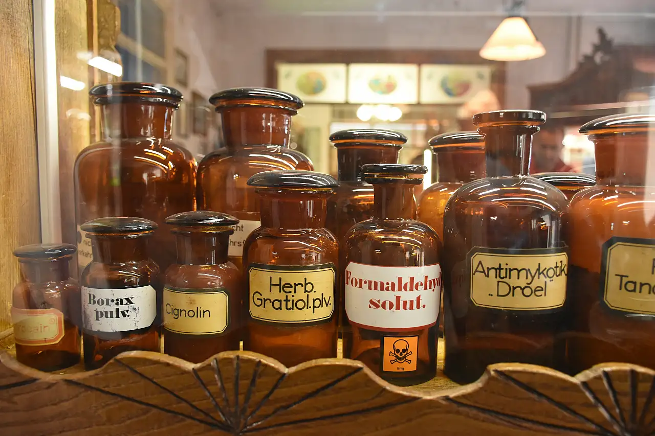 Konya'da bir eczacı, binlerce parçalık eczacılık koleksiyonunu eczanesinde sergiliyor