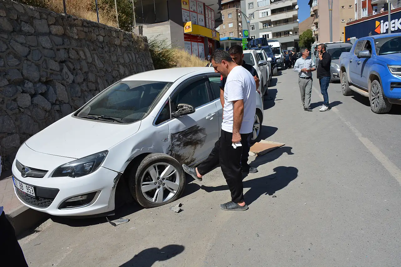 Freni boşalan çekici, 6 araca çarptı
