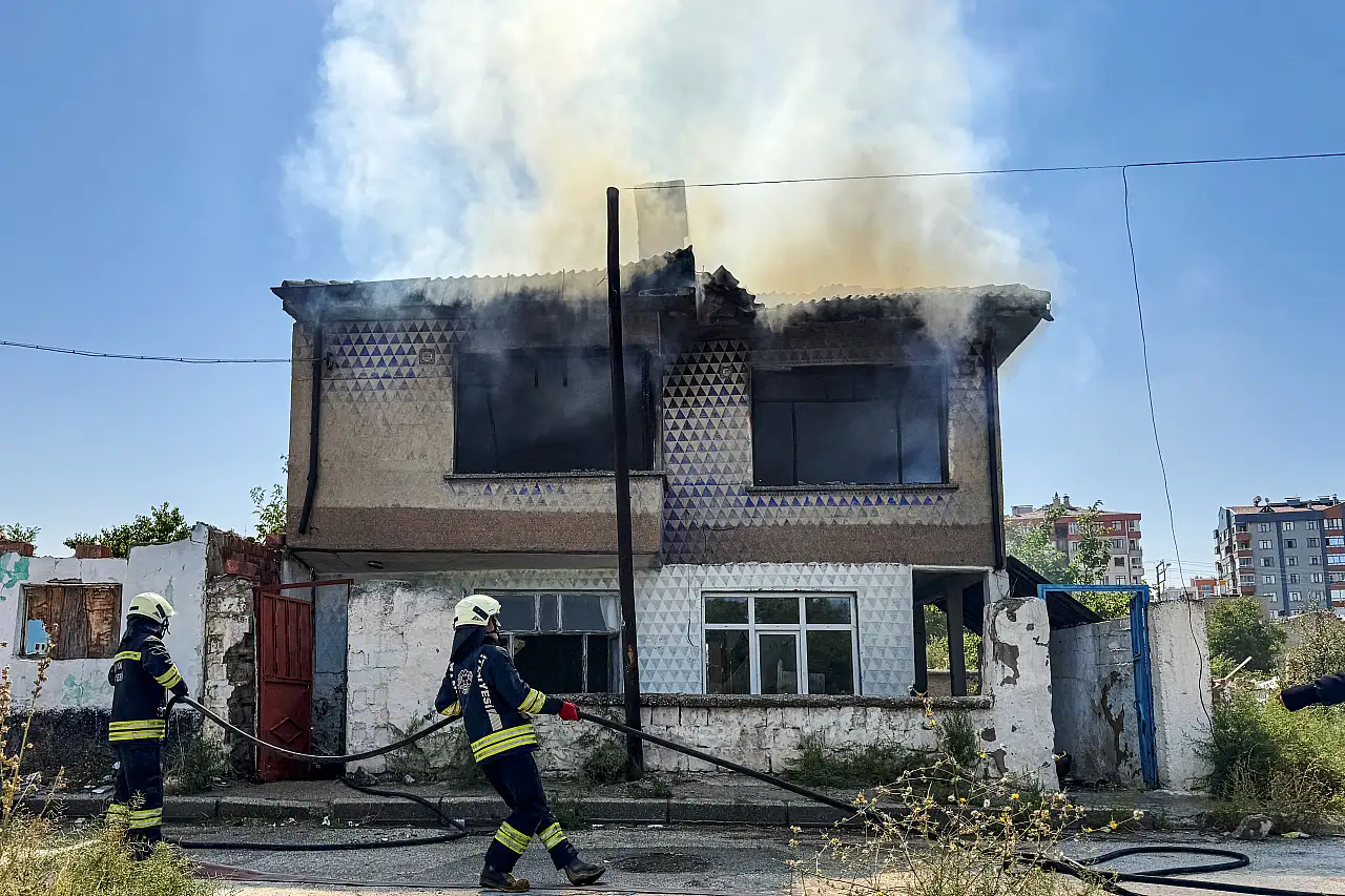 Konya'da korkutan ev yangını: Yanan evini gözyaşlarıyla izledi