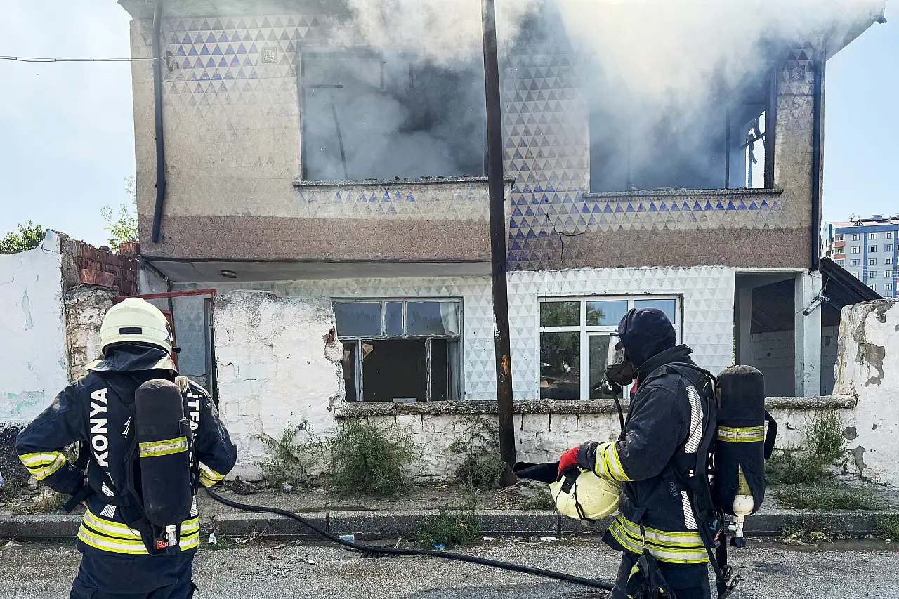 Konya'da korkutan ev yangını: Yanan evini gözyaşlarıyla izledi