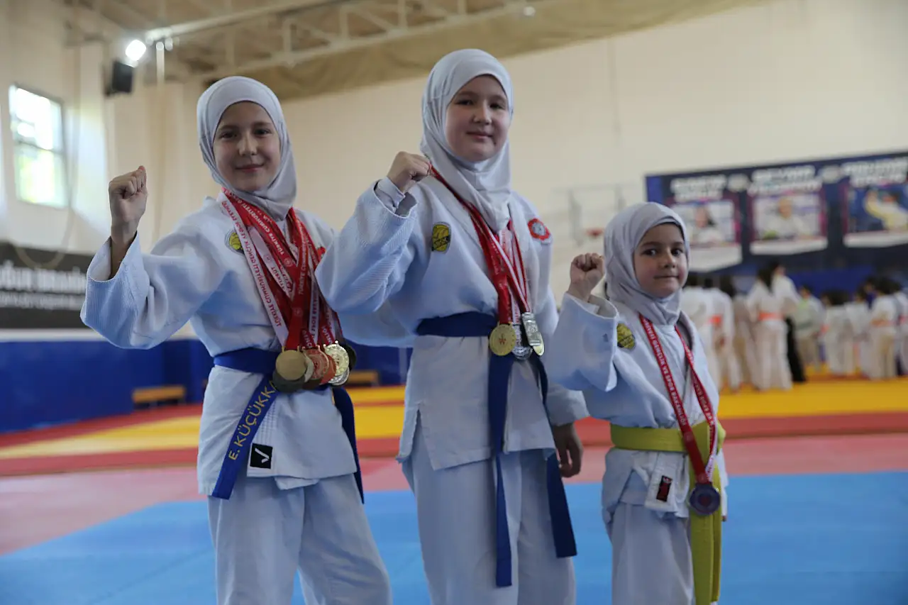 Konya'nın minik judocuları: 3 kız kardeş milli forma hayalini kuruyor