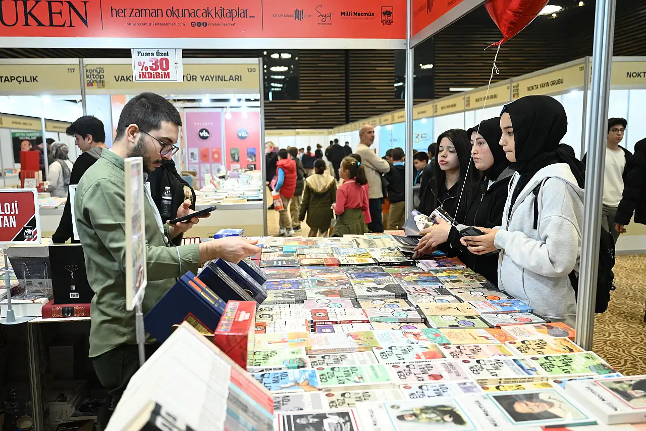 Konya Kitap Günleri devam ediyor: 300 yazar ve akademisyen kitapseverlerle buluşuyor