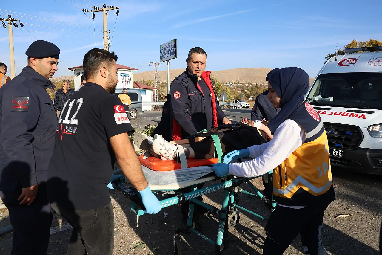 Kontrolden çıkan otomobil direğe çarptı: 1'i bebek 6 yaralı