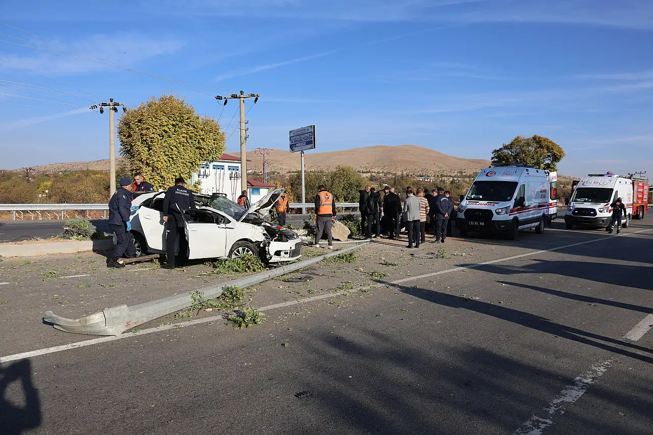 Kontrolden çıkan otomobil direğe çarptı: 1'i bebek 6 yaralı