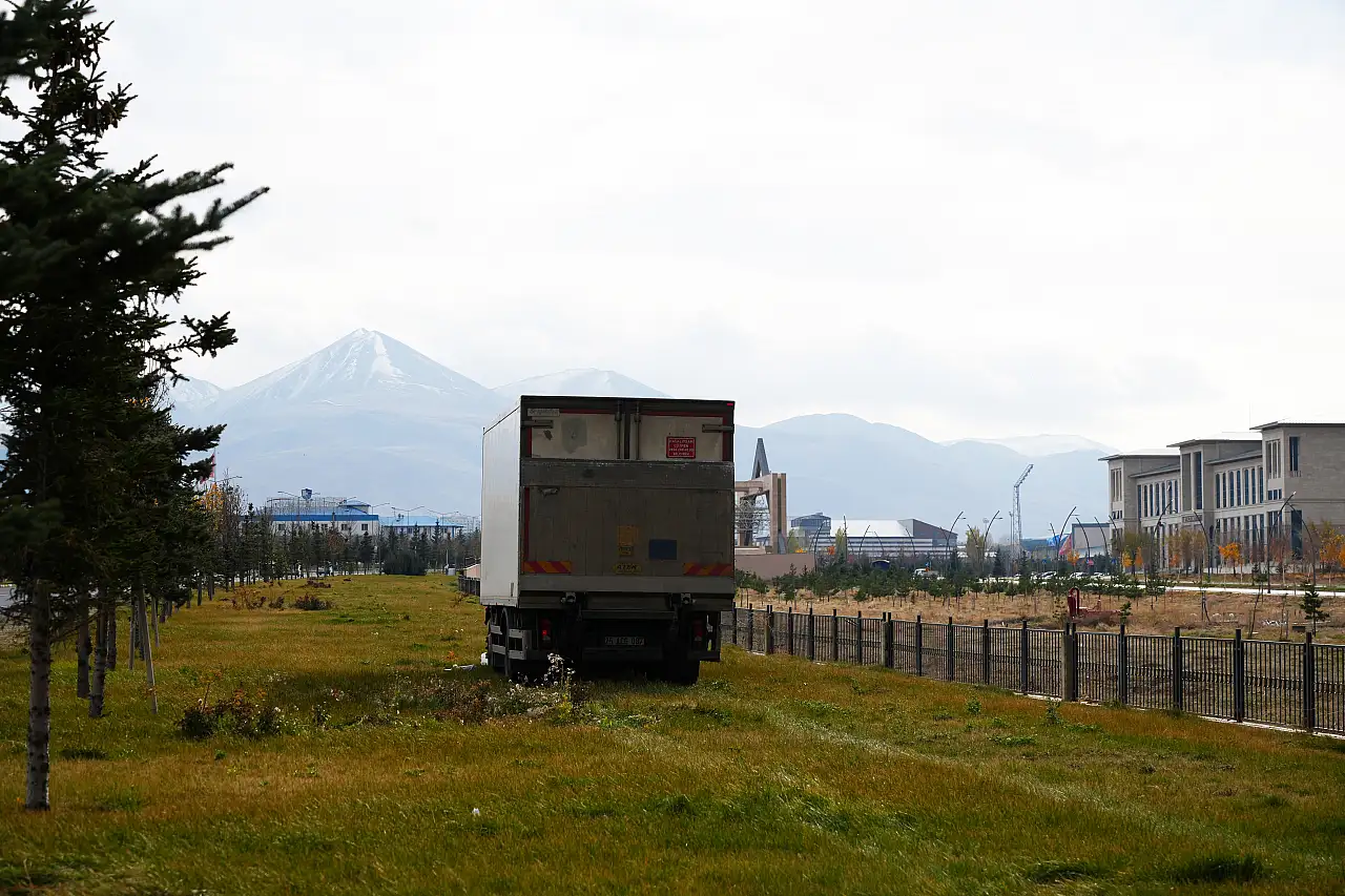 Freni boşalan kamyon iki araca çarptı: 2 yaralı