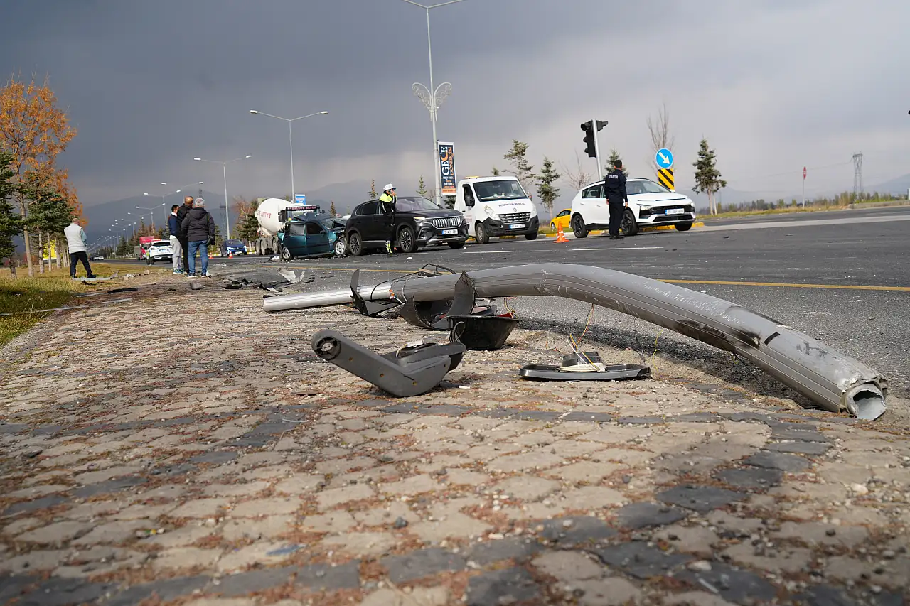 Freni boşalan kamyon iki araca çarptı: 2 yaralı