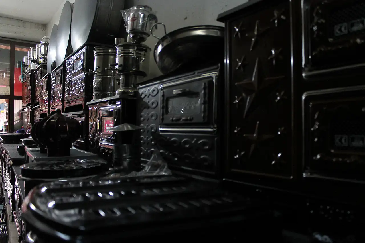 Konya'da havalar soğudu, esnaf uyardı: Sobayı kurarken dikkat!