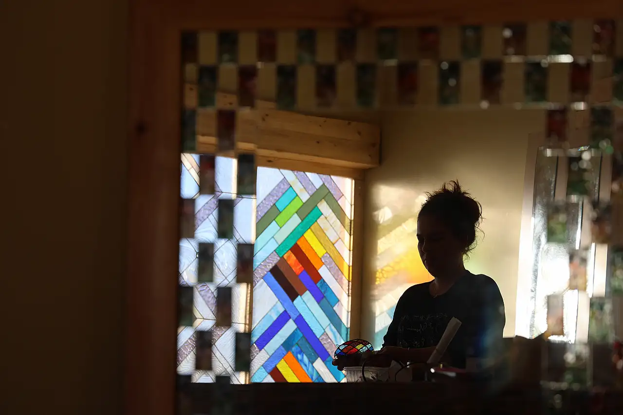 Atık camlar usta ellerle şaheserlere dönüşüyor