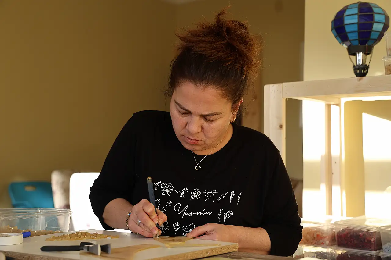 Atık camlar usta ellerle şaheserlere dönüşüyor