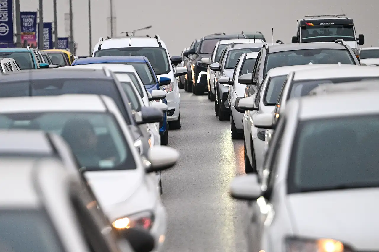 Konya yolunda bulunan AVM yoğunluğu, trafiği durma noktasına getirdi