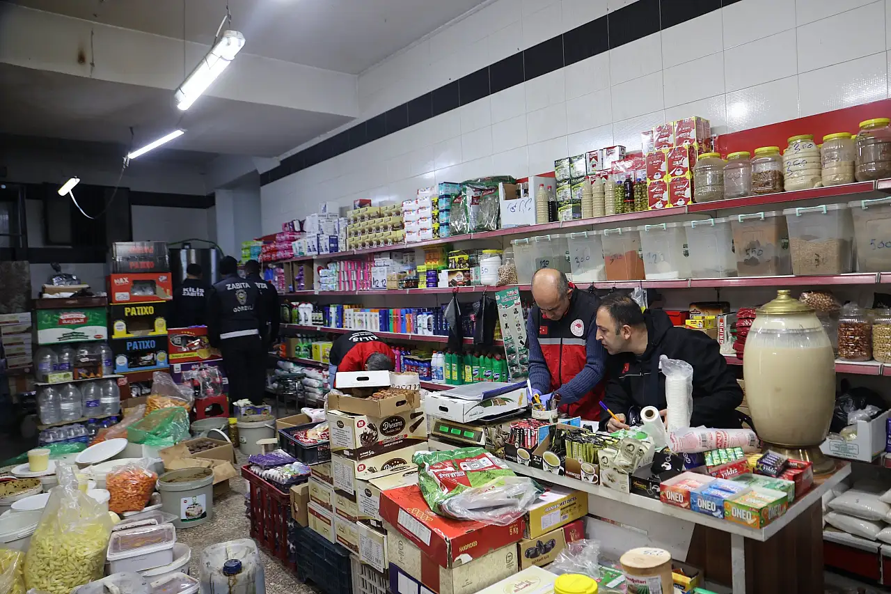 Mide bulandıran görüntüler! Merdiven altı üretimde fareler bulundu