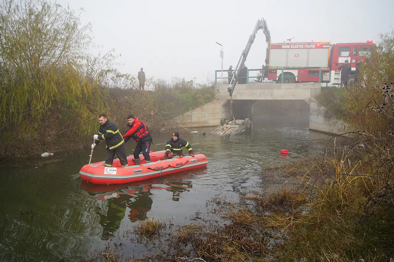 Genç sürücü kanalda can verdi, arkadaşları olay yerini terketti