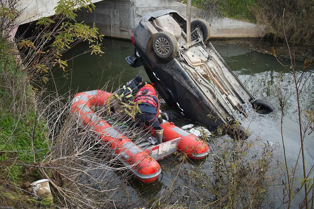 Genç sürücü kanalda can verdi, arkadaşları olay yerini terketti