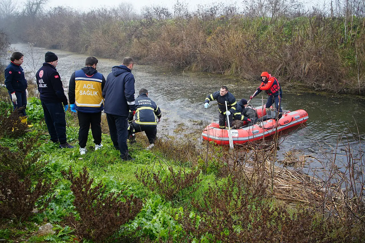 Genç sürücü kanalda can verdi, arkadaşları olay yerini terketti