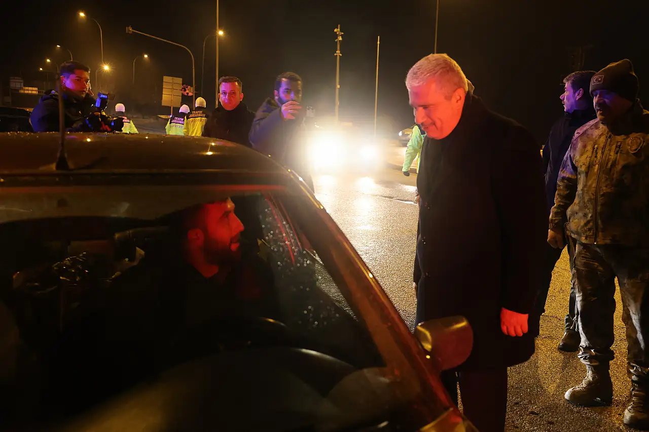 Konya'da yeni yıl denetimi: Protokolden sürücülere çikolatalı kutlama