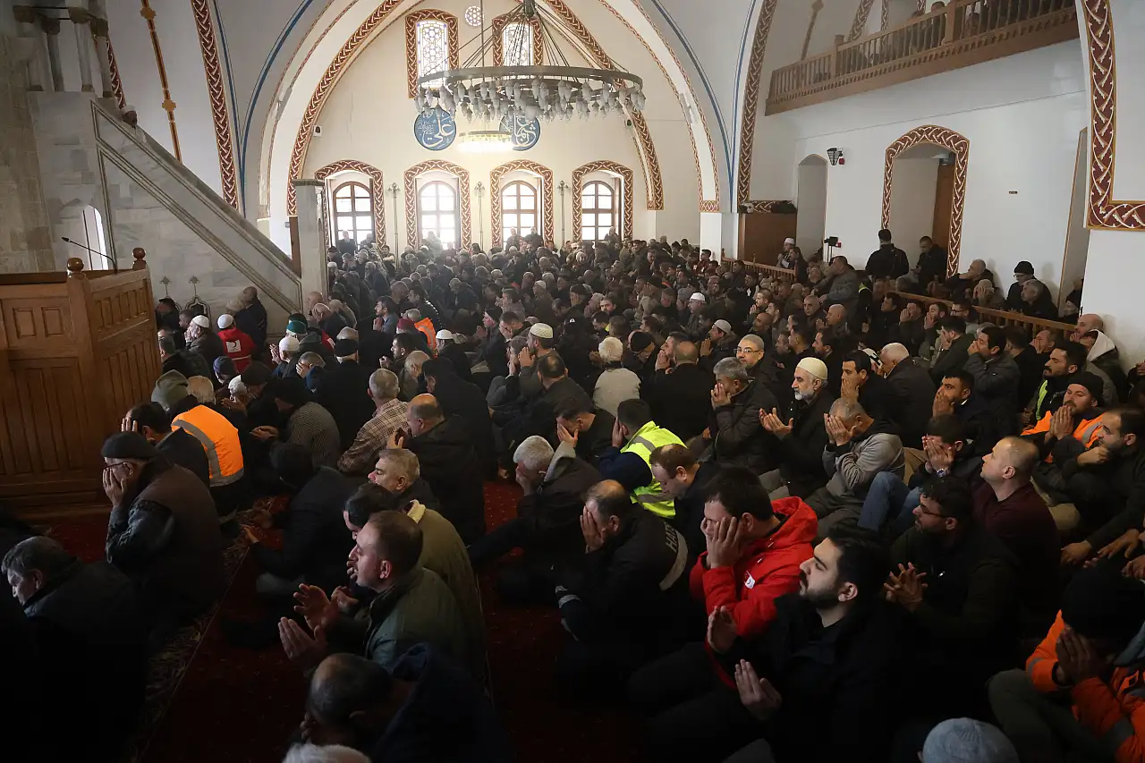 Konya'nın emeğiyle ayağa kalkan Habibi Neccar Camii'nde ilk cuma