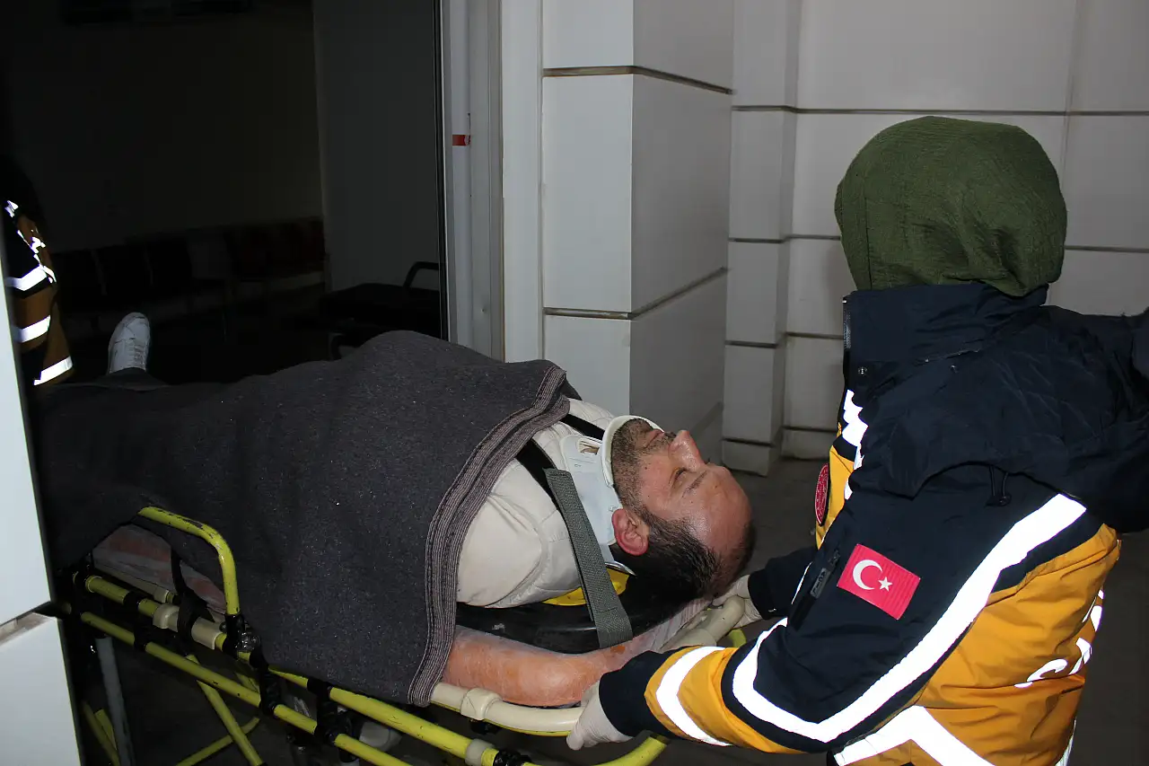 Yağışlar nedeniyle kayganlaşan yolda 2 otomobil çarpıştı: 5 kişi yaralandı