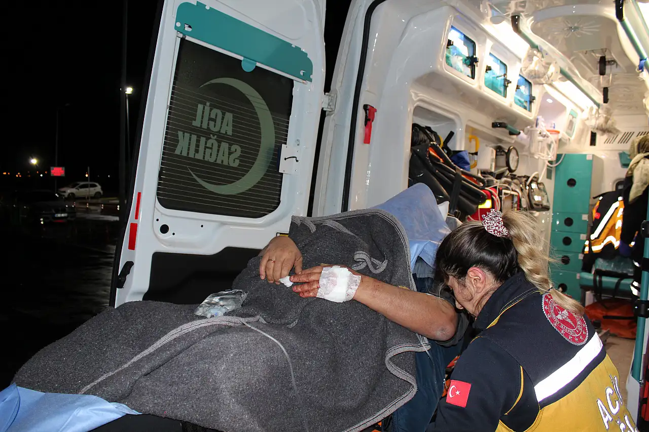 Yağışlar nedeniyle kayganlaşan yolda 2 otomobil çarpıştı: 5 kişi yaralandı