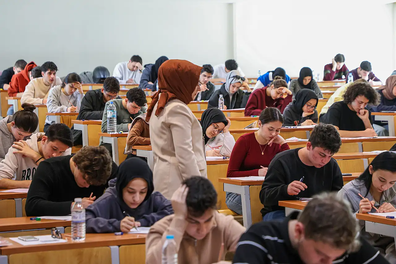 Konya'da 5 bin öğrenci aynı anda sınavda