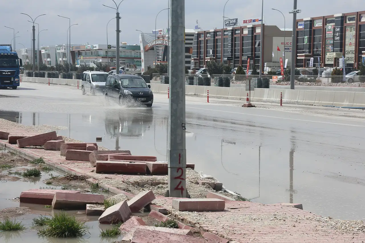 Konya'da dikkatsizlik kazayı getirdi: Su birikintisine hızlı giren araç takla attı