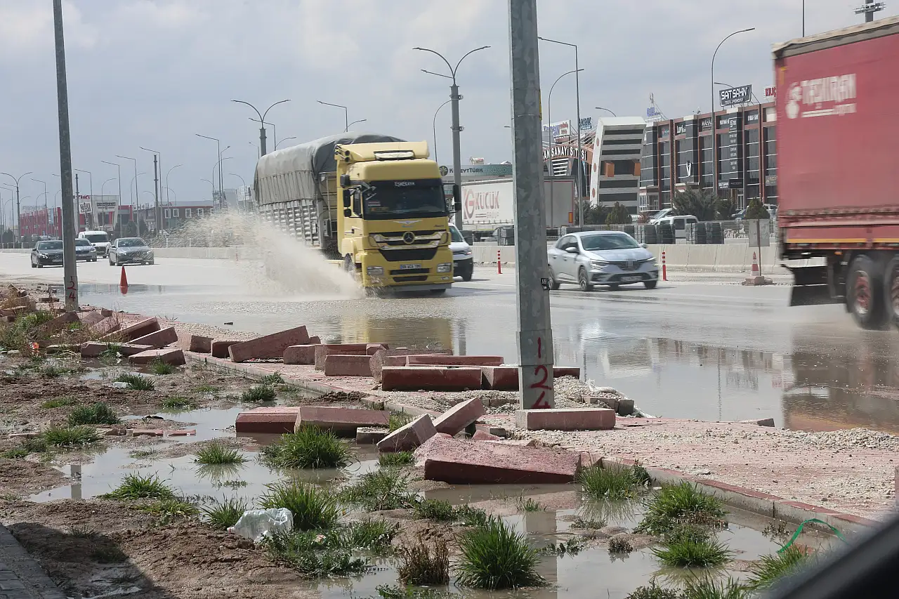 Konya'da dikkatsizlik kazayı getirdi: Su birikintisine hızlı giren araç takla attı