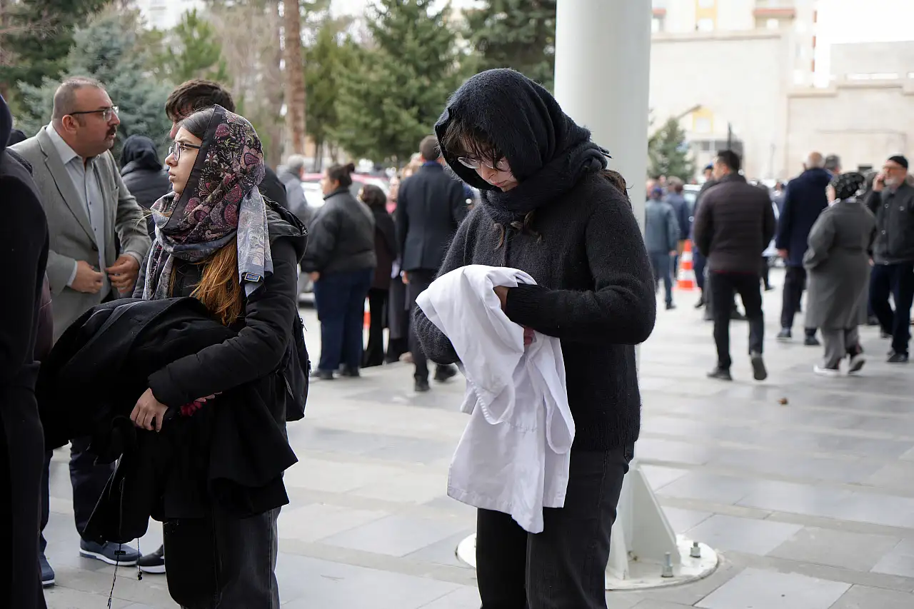 Kazaya kurban giden tıp öğrencisi Yaren'e doktor önlüğüyle veda edildi