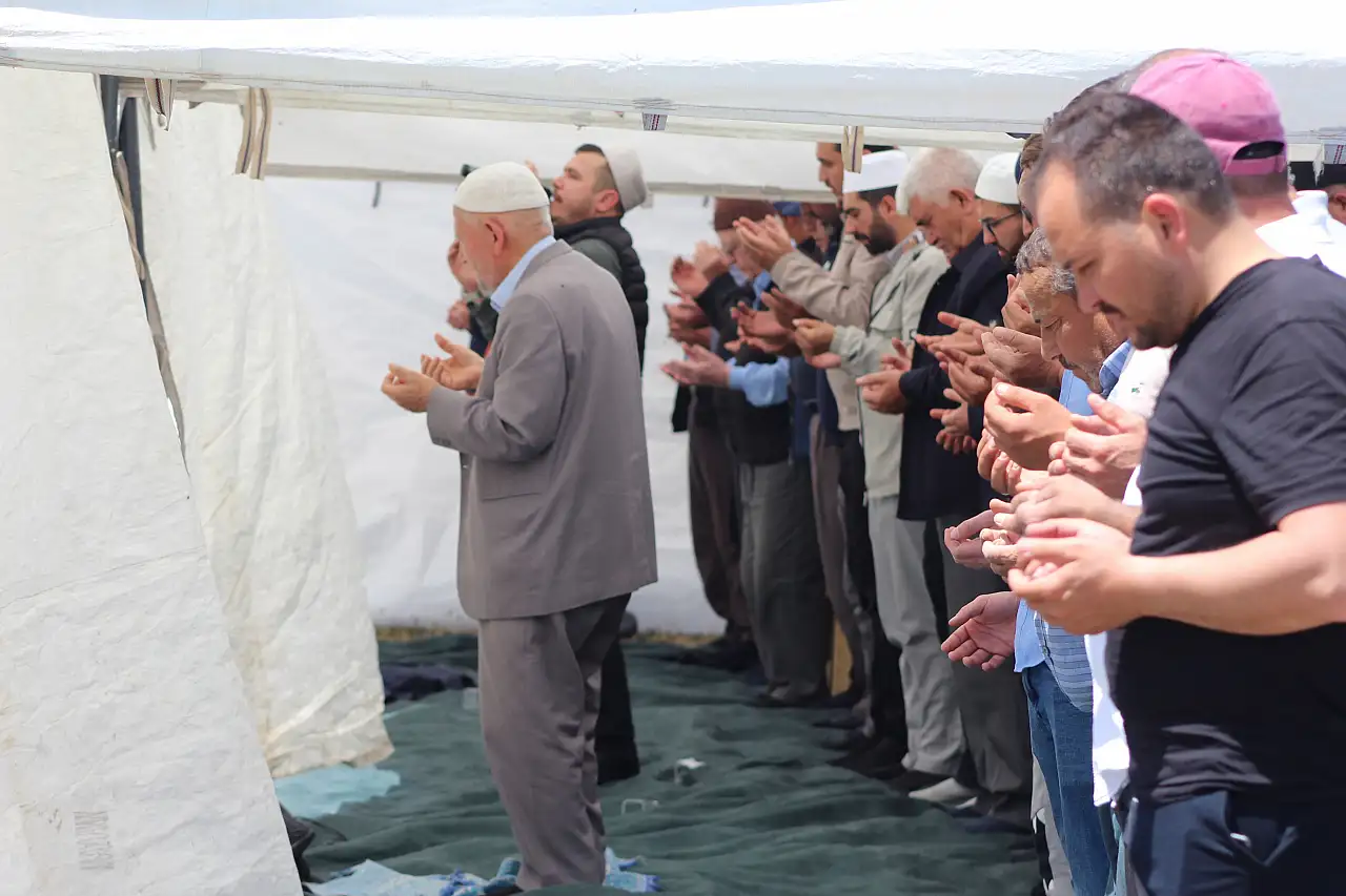 Konya'nın çölünde eller semaya açıldı