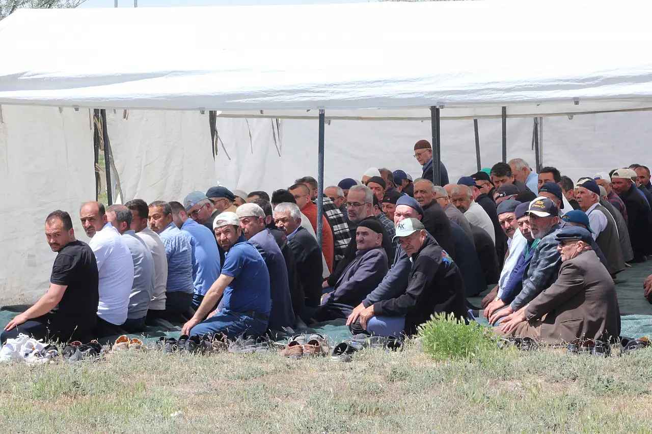 Konya'nın çölünde eller semaya açıldı