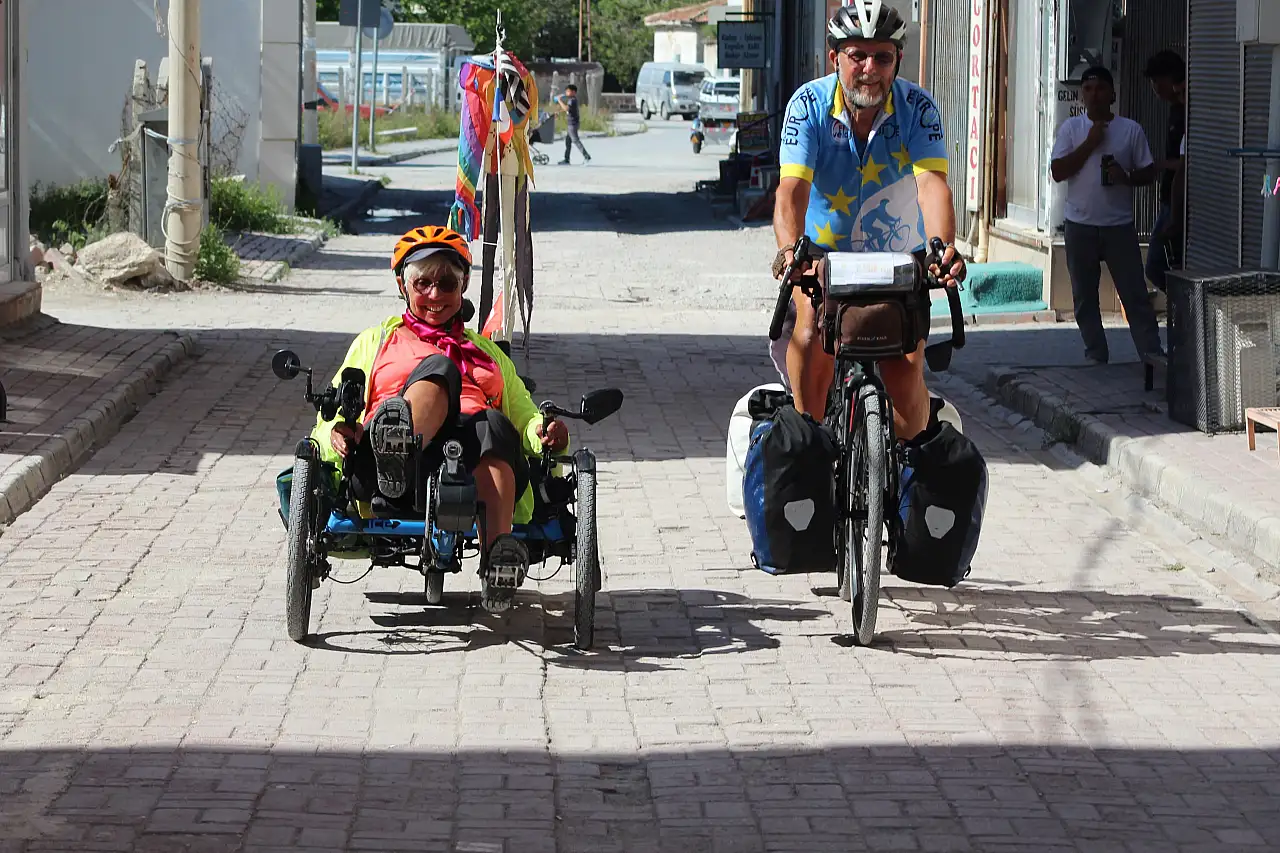 66 yaşındaki Fransız çift 1800 kilometre pedal çevirip Konya'ya ulaştı